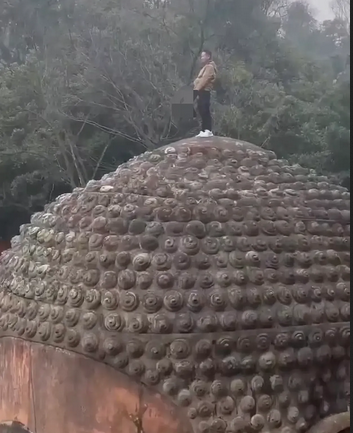 景区男子站在乐山大佛头顶撒尿