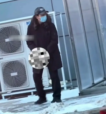 大爷对着路过女性露下体做猥亵动作