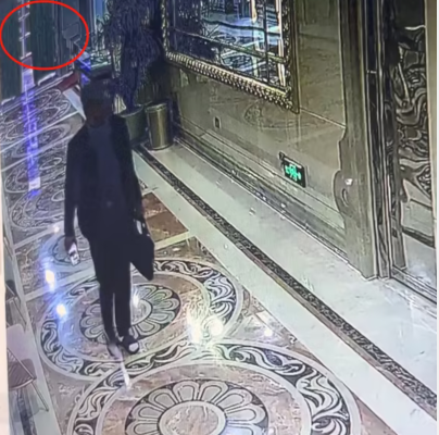 算不算偷窥？女子在浴场换衣时被闯入男子对视