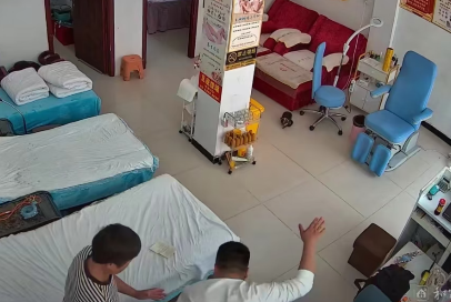 夜上海官网：女子养生馆内被丈夫家暴