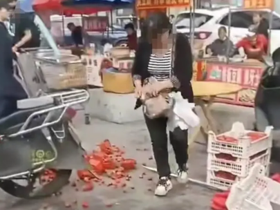  女子掀翻草莓摊子争地盘，叫嚣“叫110都没用”