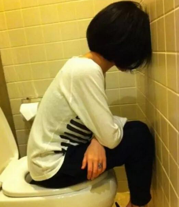 女学生发现厕所有男士偷拍，对方反驳说男厕没纸