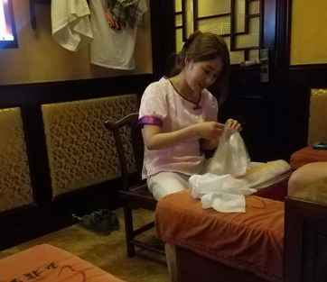 上海休闲：女子足浴时遇到班主任如何应对？