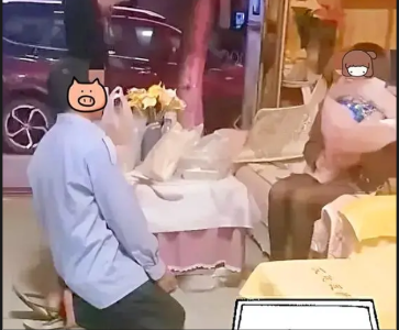 夜上海：50岁大叔向养生技师求爱被拒，年花费10万元