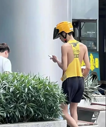 外卖小哥新创意，将外套裁剪成背心解暑