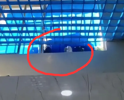 云南一水上乐园女更衣室被曝有男子偷拍