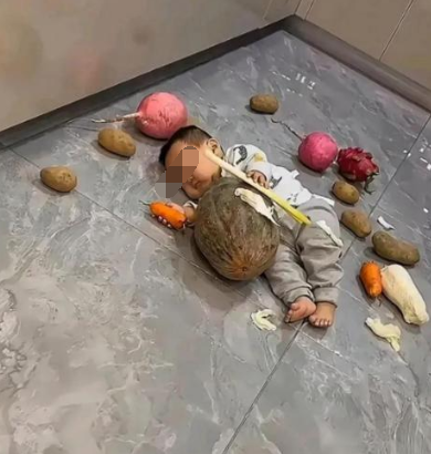 男子去按摩养生后将娃锁在家中熟睡