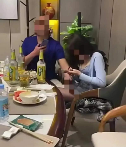 大学女子兼职陪助服务，遭遇男子大胆揩油