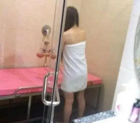 女子酒店洗澡被男性偷窥，却装作倘若无事