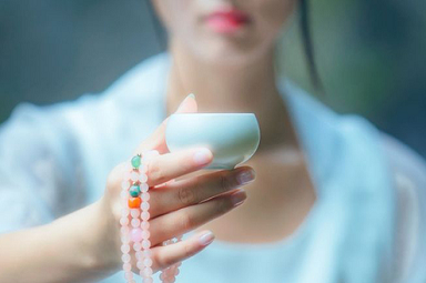 女子借钱5000元三年未还，债主上门要求陪侍抵债