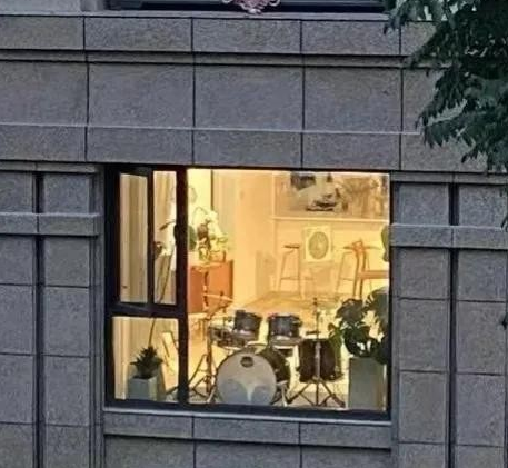 女子在家LUO身，邻居男子上门讨说法