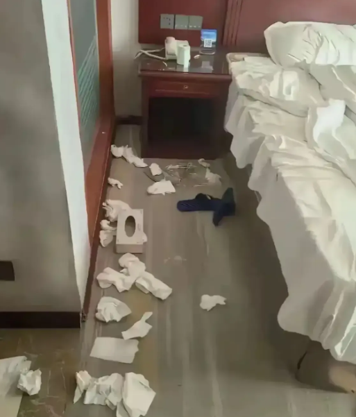 上海酒店：客房纸巾杂乱，一片狼藉