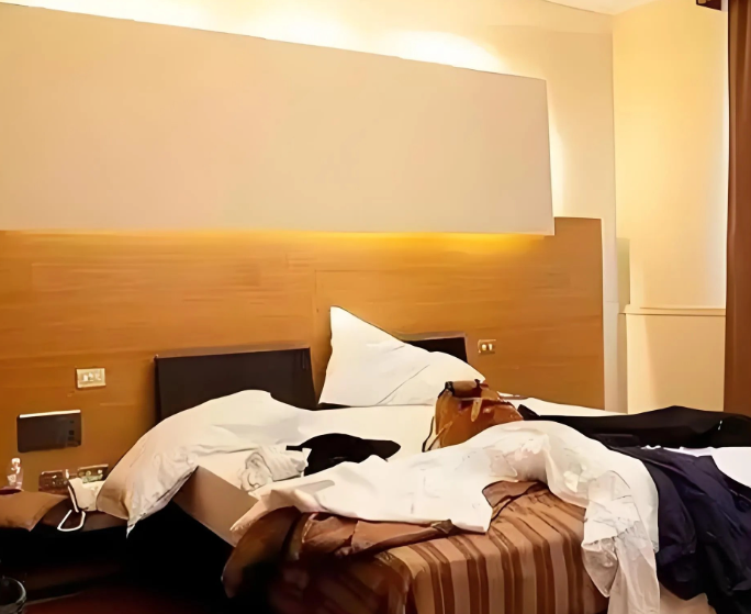 男子酒店寻欢被抓，女朋友被迫分手