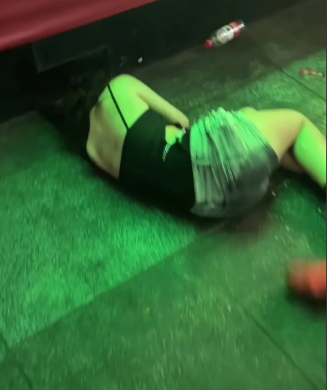 上海夜店：醉酒女躺大街烂醉如泥
