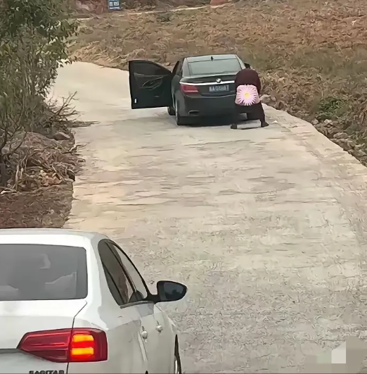 女子街头脱裤解决内需，旁人司机无所适从