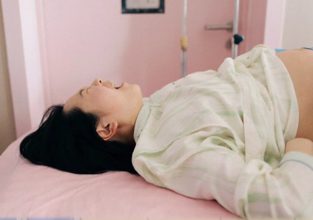 夜上海会所：女子在瑜伽会所分娩