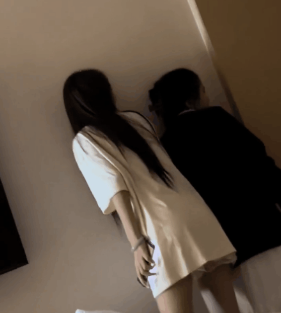 酒店听房师：俩女生八卦隔壁