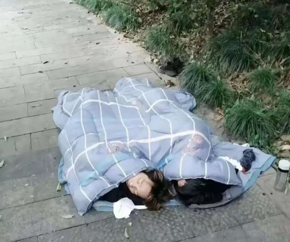 上海十月天气睡在街头的小恋人