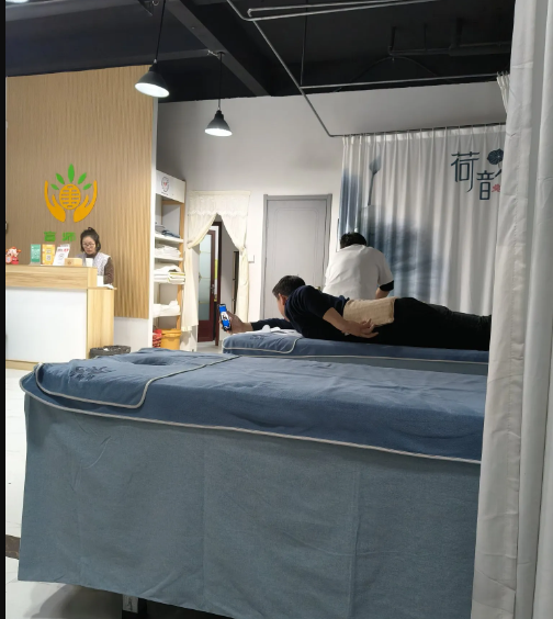 男子按摩期间刷手机，护腰不成反被技师捉弄