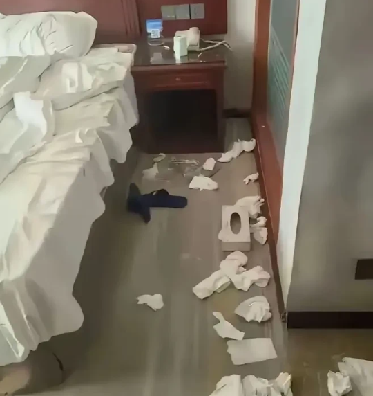 上海酒店客房一片狼藉惨象