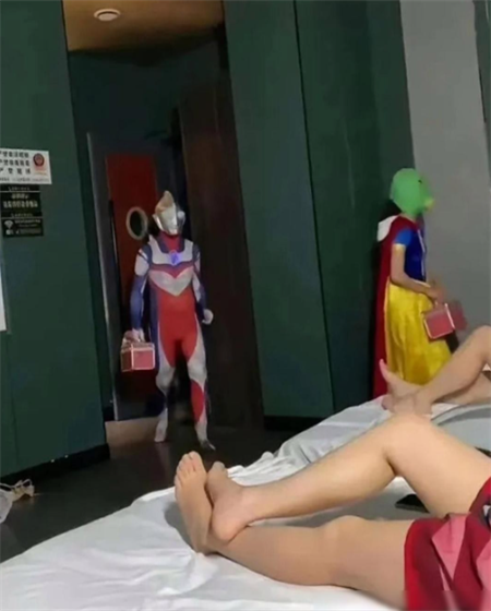 足疗店创意升级呈现：技师穿动漫服装取悦顾客