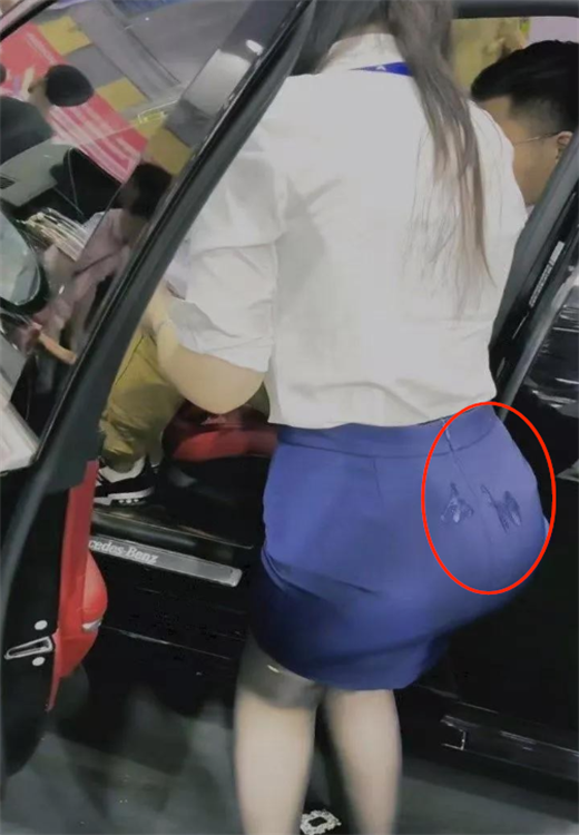 恶心！车站模特被不明人士猥亵