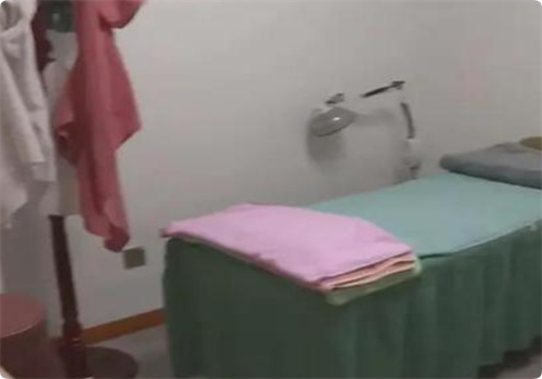 女子上海按摩店放松，遭男技师按摩隐私猥亵