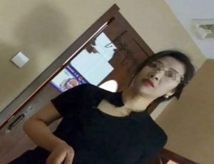 男子讲述足疗妻子高薪后态度