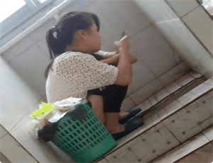 变态!男子假装酒醉潜入女厕所偷窥