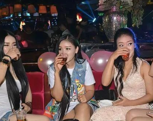 夜上海会所的KTV陪侍女郎：我拿青春换美好