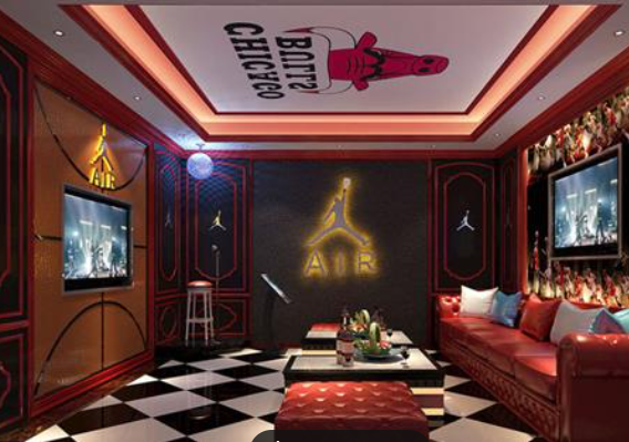 上海KTV会所女子醉酒闹事，包厢内小便