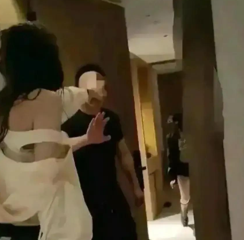 上海养生会所风波：男子闯入女厕所引发争吵