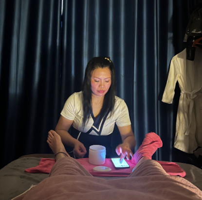 养生会所技师工作时玩手机，男顾客扇耳光泄愤