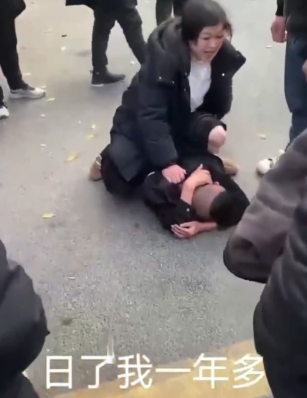 “软饭”真不好吃？女子街头情绪失控对男子拳打脚踢